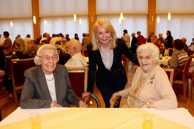 Wassermann-Dame Johanna Geißler mit Gerda Rogers und der 93jährigen Elfriede Studler, Sternzeichen Stier - beide Bewohnerinnen der Park Residenz Döbling (v.li.n.re.)