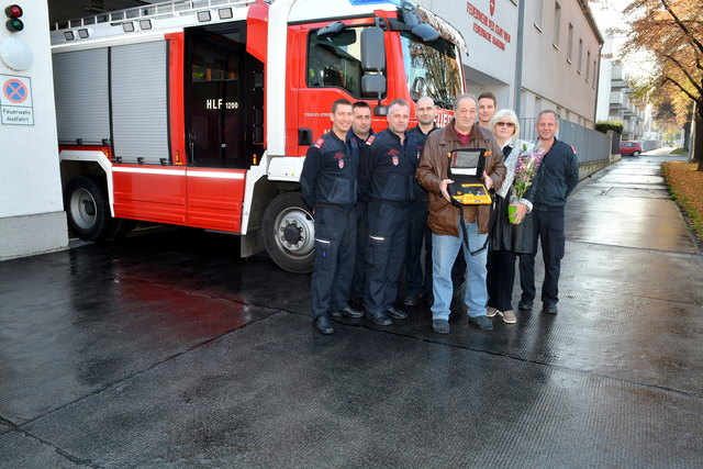 Herzlichen Dank sagten Monika und Peter Koller den Lebensrettern von der Simmeringer Feuerwehr: Klaus T., Ivica B., Michael J. Michael K. Werner F. und Mathias E.