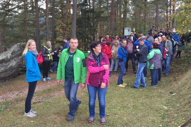 160 Wanderer begaben sich auf die abwechslungsreiche Strecke von Loiwein Richtung Obermeisling. Foto: Dorferneuerungsverein Loiwein.