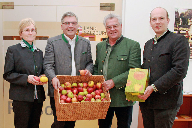 Tag des Apfels
Marianne Wartbichler, (Landesverband für Obst- und Gartenbau), Landesrat Josef Schwaiger, Verbandsobmann Johann Gschwandtner und Josef Putz (Landesverband für Obst- und Gartenbau)