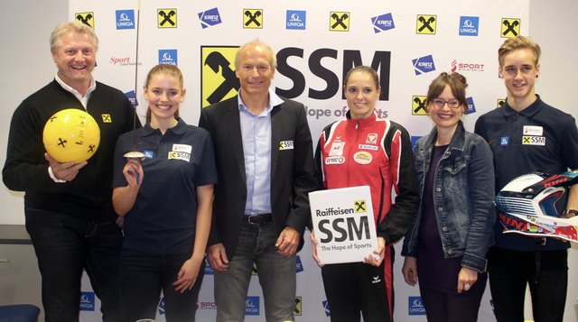 Franz Pospischil (Marketingleiter Raiffeisenverband Salzburg), Lilli Brugger (Raiffeisen SSM Sportlerin, Fechten), Thomas Wörz (Raiffeisen SSM GF), Alisa Buchinger (Raiffeisen SSM-Absolventin, Karate- Weltmeisterin), Martina Berthold (Raiffeisen SSM-Präsidentin und LR Salzburg), Marcel Stauffer (Raiffeisen SSM Sporler, Motocross)