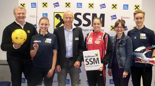 Franz Pospischil (Marketingleiter Raiffeisenverband Salzburg), Lilli Brugger (Raiffeisen SSM Sportlerin, Fechten), Thomas Wörz (Raiffeisen SSM GF), Alisa Buchinger (Raiffeisen SSM-Absolventin, Karate- Weltmeisterin), Martina Berthold (Raiffeisen SSM-Präsidentin und LR Salzburg), Marcel Stauffer (Raiffeisen SSM Sporler, Motocross) | Foto: Raiffeisen SSM Salzburg