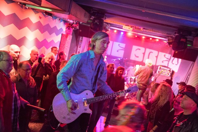 Fleshtones-Gitarrist Keith Streng mitten im Publikum