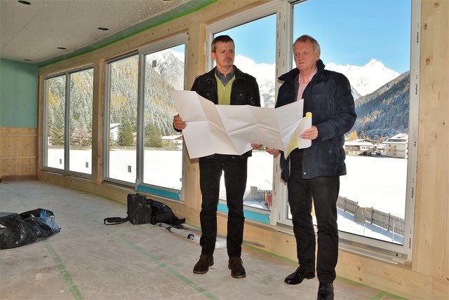 Bürgermeister Bundesrat Günther Novak und Vizebürgermeister Anton Glantschnig vor der Sauna-Baustelle und im neuen Panorama-Ruheraum
