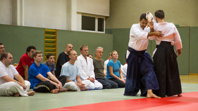 Körperliche Fähigkeiten und die Übung von Balance, Koordination und Körperspannung stehen bei Aikido im Vordergrund.