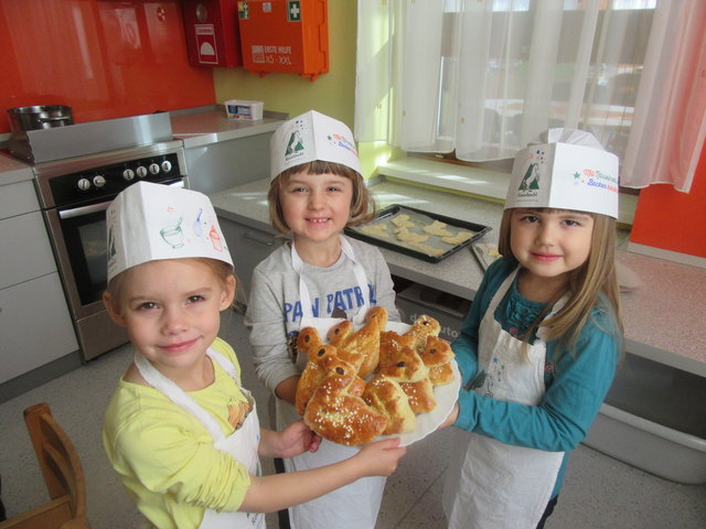 Die Kinder präsentierten stolz ihr Backwerk.