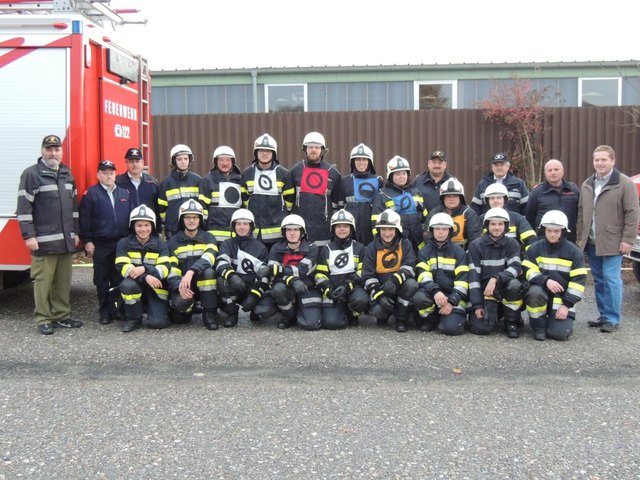 Starke Leistung: Die erfolgreichen Feuerwehrkameraden im Kreis der Bewerter und der Ehrengäste.