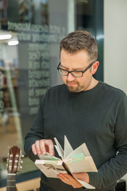 Autor Thomas Buchner in der Stadtbibliothek