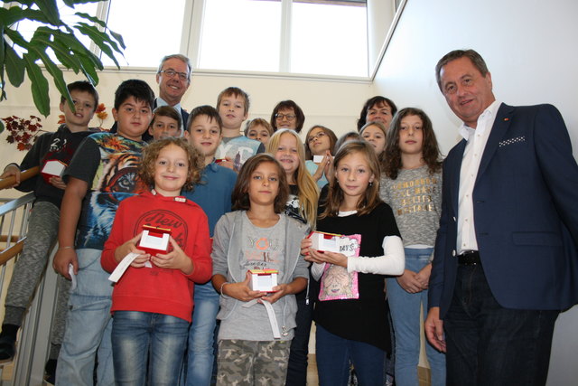 „Königlicher Empfang“: St. Mariens Bürgermeister Helmut Templ (r.) und Raiba-Direktor Anton Forstner mit der 4b.