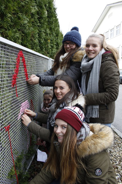 Regina, Carmen, Marlene und Nina beim Gestalten des Zaunes der WKO Ried.