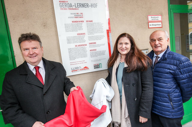 Stadtrat Michael Ludwig (SPÖ), Barbara Novak und der Döblinger Bezirkschef Adolf Tiller (ÖVP) bei der Gemeindebau-Taufe. | Foto: PID/Fürthner