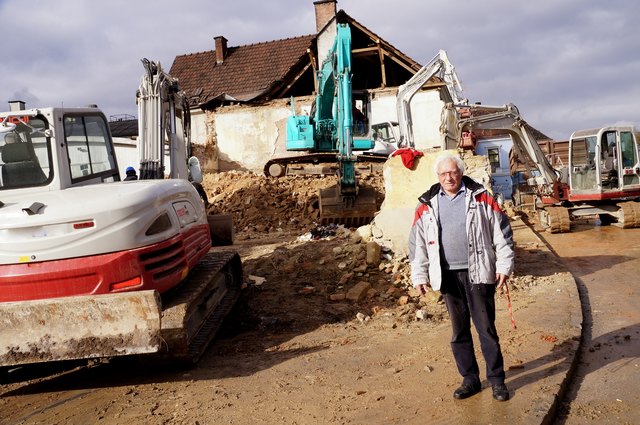 Hans-Peter Steinböck ist sauer darüber, dass dieses historische Gebäude in Petzenkirchen abgerissen wurde.