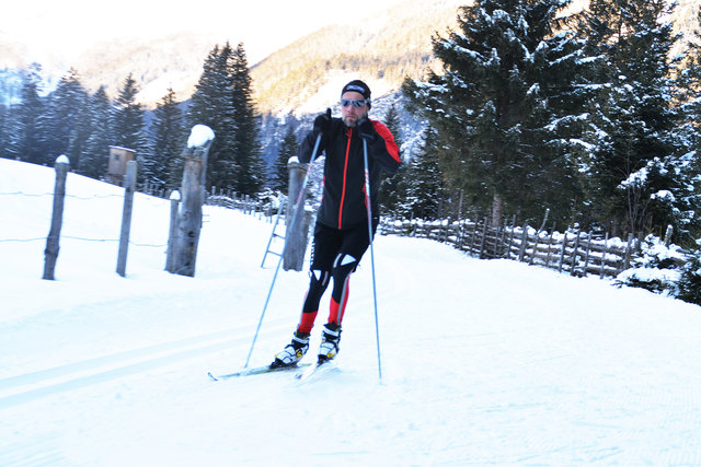 In tief verschneiten Tälern auf Langlaufskiern den Winter genießen im Salzburger Lungau.