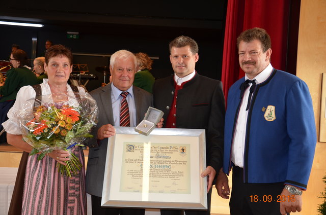 Margit Kleinhans, Alt-Bürgermeister Johann Kleinhans, Bgm. Martin Schwaninger, Bgm.-Stv. Franz Haider (v.l.). | Foto: Gemeinde