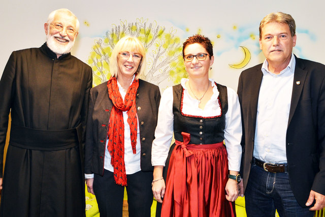 Diakon Roman Klotz, KAPA Leitung Patricia Waltl und Karin Haberl, Bgm. Helmut Berger (v. li.) | Foto: KAPA Kinderstube