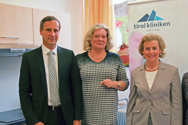 Wolfgang Markl, kaufmännischer Direktor LKH Hall, Reinhilde Wünsch-Maurer, Geschäftsführerin der Kinderfreunde Tirol und Halls Bürgermeistern Eva Posch im neu renovierten Kinderhort.