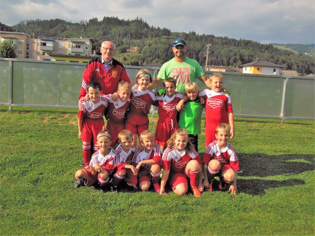Große Freude herrschte bei den jungen Spielern und Trainern des SV Glanegg | Foto: KK