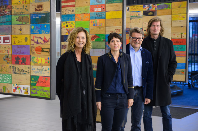 Moderne Kunst im Generationenhaus Absam: NHT-Geschäftsführer Hannes Gschwentner (2. v. re.) mit GR Eva Thiem (li.) und dem Künstler-Duo Verena Rauch und Walter Prenner (re.).