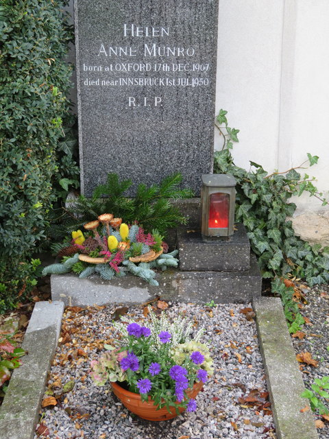 Vielleicht wollten die Eltern der ledigen 43jährigen tatsächlich die ganze Tragödie so weit als möglich verdrängen und ließen sie deshalb hier am Innsbrucker Westfriedhof begraben anstatt sie in ihre Heimatstadt Oxford zu überführen, wo der Vater Rektor an der dortigen Universität war.