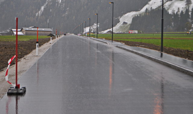 Das neu gebaute Teilstück L 299 zwischen Drei Linden und Stockach in der Gemeinde Schwendau samt Gehsteig und Straßenbeleuchtung