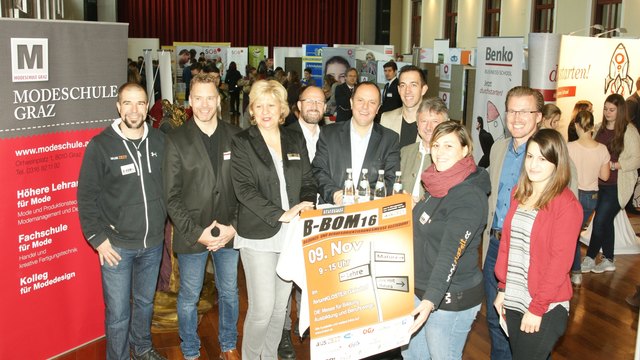 Für die Jugend: Peter Theuretzbacher - [aus]ZEIT / Org.team B-BOM, Martin Riemer - bfi Gleisdorf, Evelyn Hochleitner - AMS Gleisdorf, Gerwald Hierzi - Stadtgemeinde Gleisdorf / Kultur & Marketing, Christoph Stark - Bürgermeister Gleisdorf, Andreas Kemmer - Peterquelle, Hubert Lang - Landtagsabgeordneter und Vorstand Regionalentwicklung Oststeiermark, Julia Bloder - [aus]ZEIT / Org.team B-BOM, Dr. Oliver Wieser - Landtagsabgeordneter i. Stv. von LR.in Lackner, Tanja Bernhardt - ÖGJ Steiermark (v.l.n.r.) | Foto: Peter Theuretzbacher