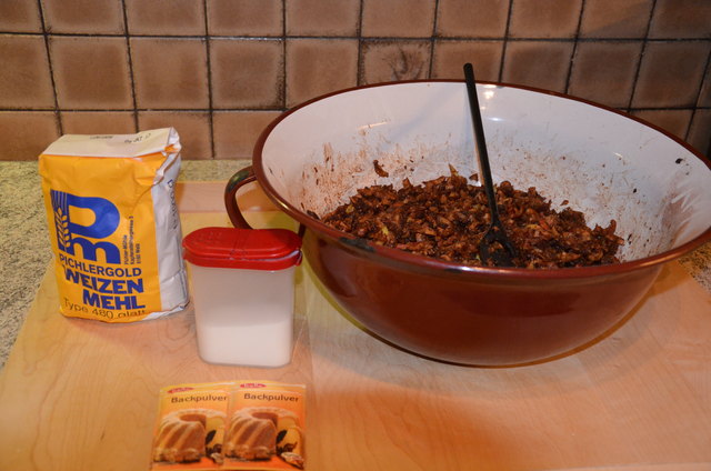 Die Masse aus Trockenfrüchten, Nüssen, Zucker, Rum und Gewürzen muss über Nacht durchziehen und wird am nächsten Tag mit Mehl, Backpulver und Salz verknetet