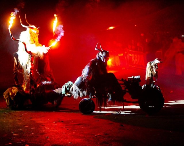 Beim Krampusverein Naturns/Südtirol kommt der Obertuifl samt Chauffeur mit dem PS-Schlitten!
