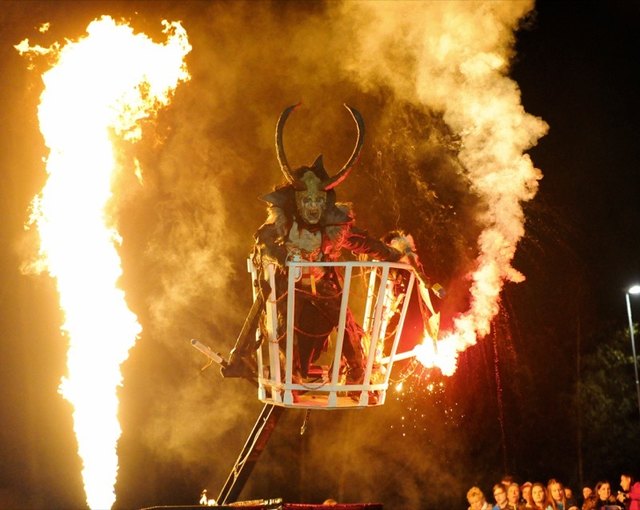 Black Devils aus Kärntnen: Gewaltige Pyro-Show hoch über den Köpfen der unzähligen Tuifl-Fans!