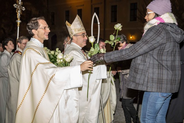 Pater Raphael Fuhrmann vom Stift Rein und Bischof Wilhelm Krautwaschl verteilen Rosen an die Gläubigen. | Foto: Höfler