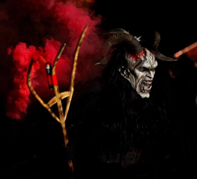 Finsteres Antlitz eines Vertreters der Arzler Krampusse