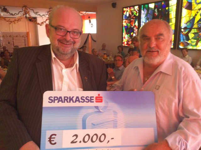 Pfarrer Thomas Bergner (li.) nahm die Spende der Kolpingsfamilie entgegen. | Foto: Kolpingsfamilie Kufstein