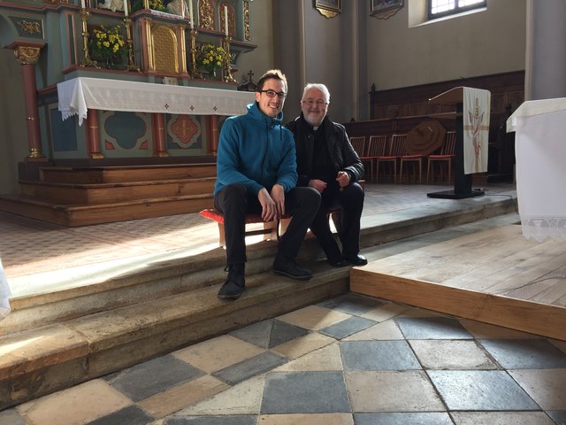 Pfarrgemeinderatsobmann Daniel Jäger (li.) mit Pfarrer Josef Valeško im erneuerten Altarraum