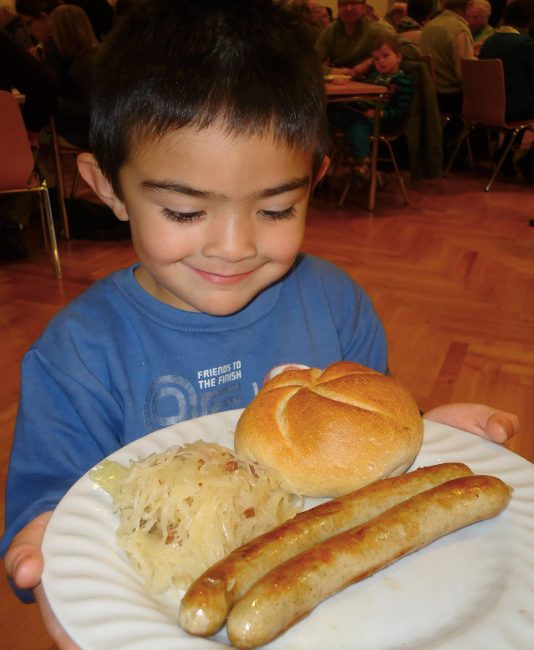 Am Bratwürstelsonntag lädt der Kindergarten zum gemeinsamen Essen in den Pfarrsaal.
