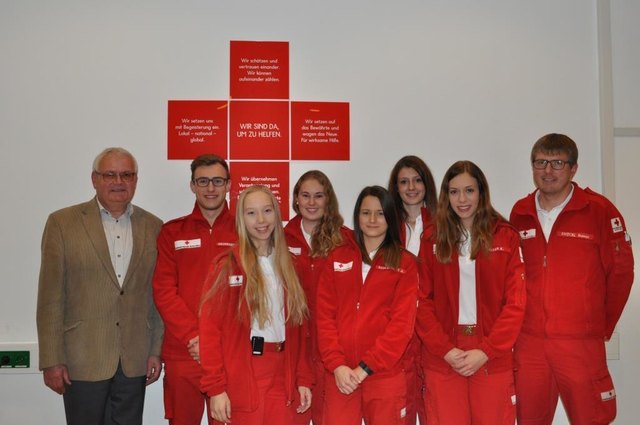 Die neuen Rettungssanitäter mit Ortsstellenleiter Wolfgang Wagner (links) und dem Dienstführenden Roman Enöckl (re.). | Foto: Wagner