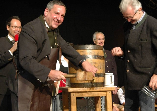 BM Fritz Feichtinger beim Wildschützbieranstich