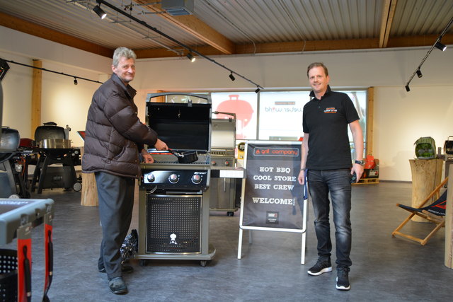 Walter-Michael Küchler (links) staubte einen Spirit E-210 Original Weber Gasgrill von der Grill Company (am Foto: Markus Taibl, rechts) ab.