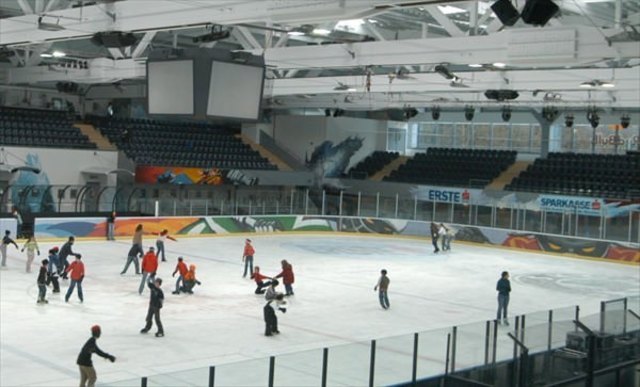 Eislaufvergnügen in der Eisarena | Foto: Stadt Salzburg