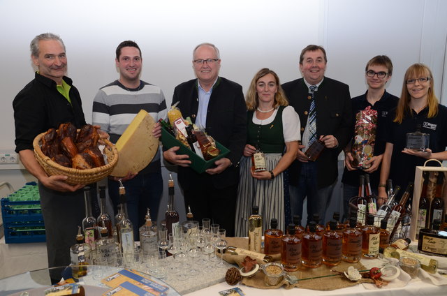 LK OÖ-Präsident Franz Reisecker (2.v.l.) überzeugte sich von den hochwertigen oö. Lebensmitteln: Rohschinken von Josef Rogl aus Neuzeug (Bezirk Steyr-Land), Käse von Christoph Fischhofer von der Schaukäserei Hingerer in Tiefgraben (Bezirk Vöcklabruck) und von den Produkten der Familie Gruber von der Brennerei Hauder aus Niederwaldkirchen (Bezirk Rohrbach). | Foto: LKOÖ/Stitz