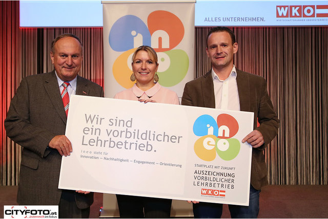 Nina Laub, Personalverantwortliche bei Weber Hydraulik, nahm die Auszeichnung entgegen.