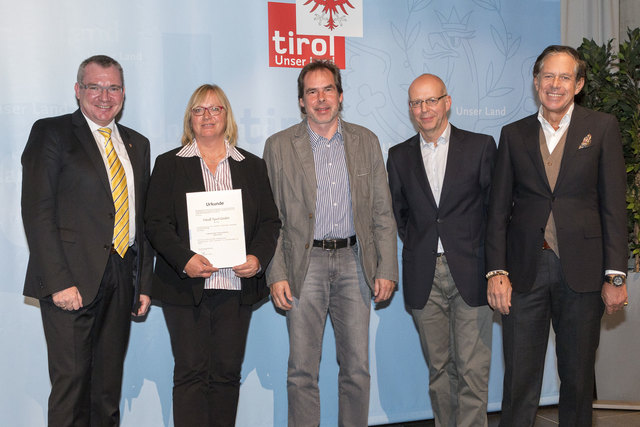 Landesrat Johannes Tratter, Personalleiterin Heidi Mohr, Produktionsleiter Erwin Schwenkkraus, Robert Senn (AK) und WK-Präsident Jürgen Bodenseer (v.l.). | Foto: Land Tirol