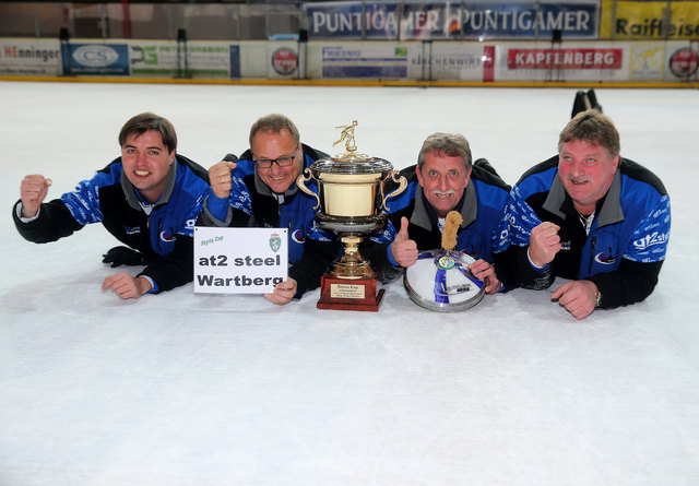 So sehen Styria-Cup-Sieger aus:  Felix Wilding, Erwin Kaiser, Karl Bregar und Heribert Schablas (v.l.) von at2steel Wartberg holten sich in der Eishalle Kapfenberg den Sieg im Styria Cup 2016. | Foto: GEPA pictures/ Hans Oberlaender