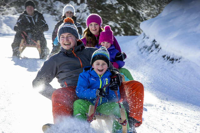 Nicht nur auf "Brettern", auch auf Kufen macht der Winter so richtig Spaß.