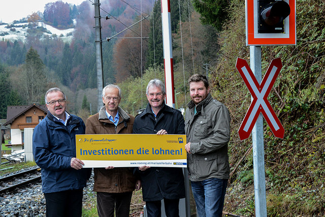 Bürgermeister Franz Größbacher, NÖVOG Geschäftsführer Gerhard Stindl, Verkehrslandesrat Karl Wilfing, und Anton Hofegger (Obmann Weggemeinschaft Hofstätt) (© NÖVOG/Kolonovits)