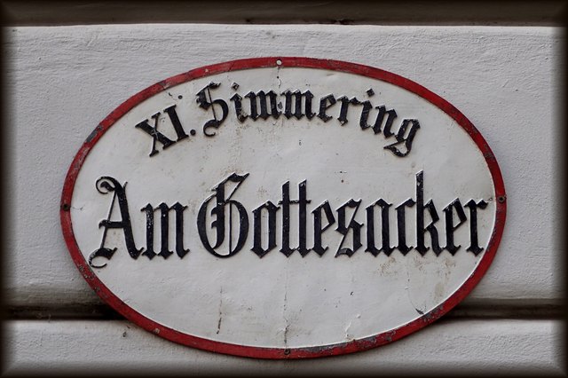 ..und wo dieses Schild verwendet wurde (diese Ortsbezeichnung gibt es inzwischen nicht mehr), waren die Gebeine vor langer, langer Zeit Verstorbener - vermutlich Seuchenopfer - gefunden worden. Dieses Schild habe ich im Hof unseres Bezirksmuseums entdeckt.