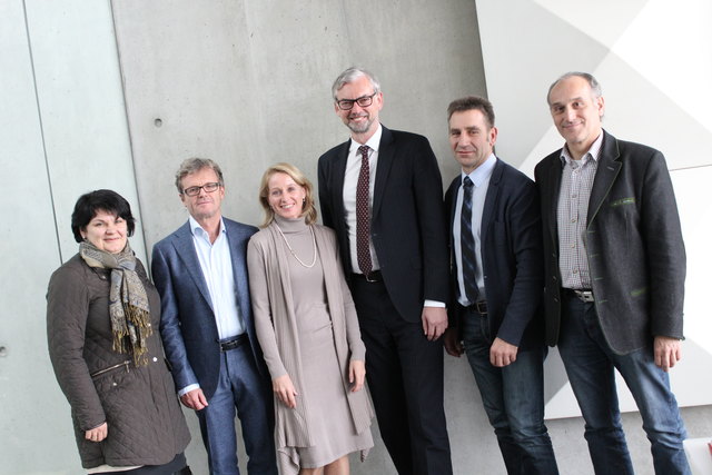 Landesrat Michael Strugl mit den Waizenauer-Geschäftsführern Silvio und Doris Vitale (2. u 3. v. links), ÖVP-Bezirksgeschäftsführerin Marianne Reininger (li.), Taufkirchens Vizebürgermeister Josef Mittermeier und WK-Obmann Johann Froschauer.