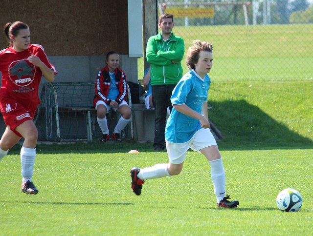 Fast immer schneller als die Gegenspielerin; Julia Spießberger (rechts), dahinter Pettenbachs Erfolgstrainer Florian Rauch. (Foto: Manfred Feichtinger)