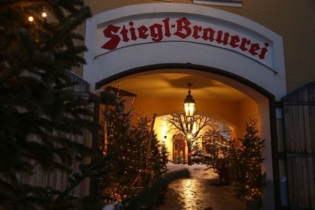Der Sudhaushof der Stiegl-Brauwelt verwandelt sich an allen vier Adventwochenenden (jeweils Donnerstag bis Sonntag) in einen stimmungsvollen Weihnachtsmarkt. | Foto: Franz Neumayr