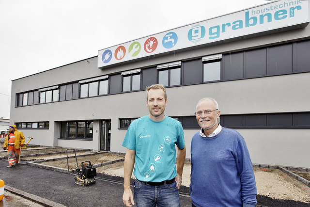 Klaus (l.) und Wolfgang Grabner vor dem neuen Firmengebäude. | Foto: PHOTOPOINT/Clemens Pürstinger