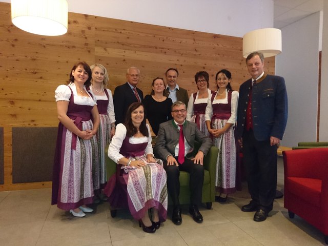 Das Team der Öffentlichen Bibliothek in ihrem neuen “Bibliotheksdirndl” mit LR Josef Schwaiger, Christina Repolust, Richard Breschar (Direktor des Salzburger Bildungswerkes), Bgm. Alfred Pfeifenberger und Pflichtschulinspektor Robert Grießner. | Foto: Rosmarie Gfrerer