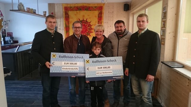 Andreas und Sebastian Hatzmann spenden 1000 Euro an die OÖ Kinderkrebshilfe und den Hof zur Wolkenreise in Antiesenhofen.
